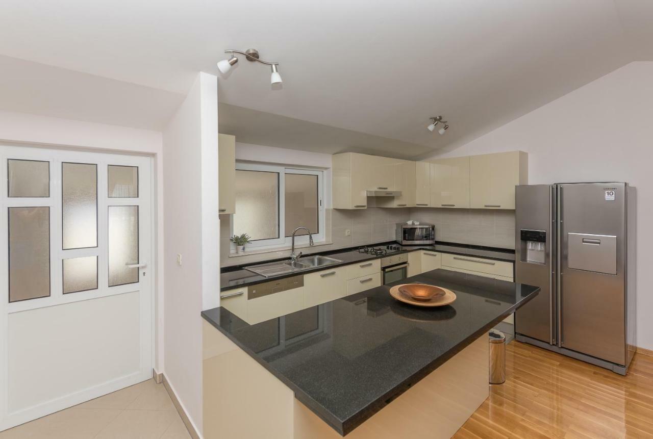 Apartments Naja Makarska Bagian luar foto